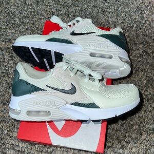 NWOT women’s Nike airmax